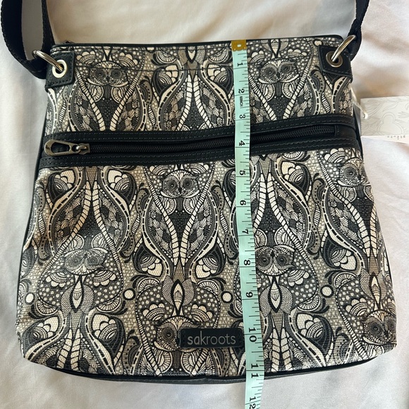 NWT Sakroots Artist Circle Flat Crossbody Black & White Doves Soulful Spirit - Picture 3 of 13